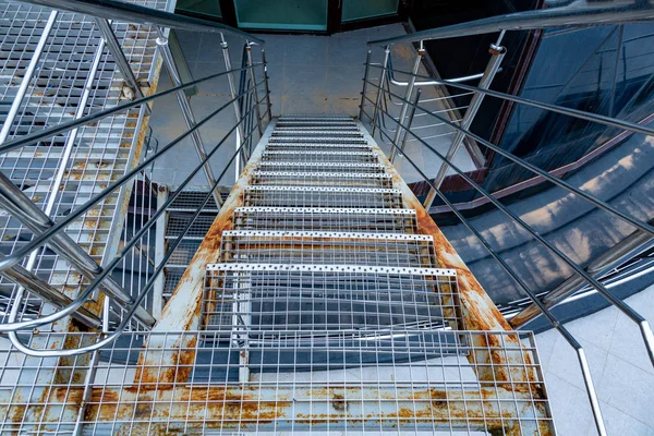 Escadaria industrial subindo até a torre — Fotografia de Stock