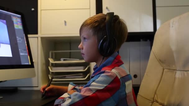 Smart Boy werkt aan een Project voor zijn Computer. Jongen werkt op de computer met behulp van een grafisch tablet — Stockvideo