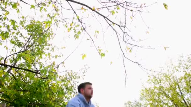 Un jeune homme en bonne santé qui fait des squats dehors. Fitness homme séance d'entraînement au parc. L'homme fait des squats. Fit homme accroupi — Video