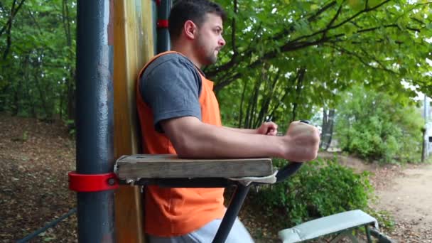 Homem a fazer exercício no parque. Homem de fitness a fazer flexões ao ar livre. Fit boy workout no parque de verão. Fitness e conceito de estilo de vida desportivo. Jovem empurrando ao ar livre — Vídeo de Stock