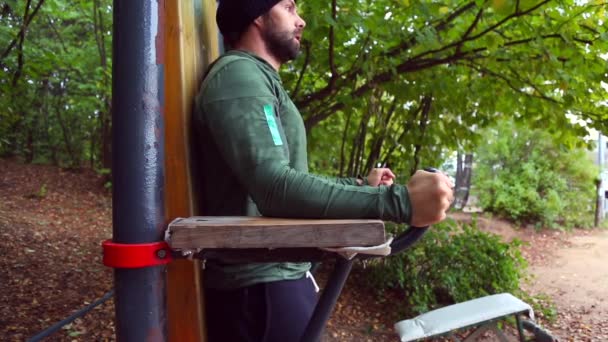 Homme faisant de l'exercice dans le parc. Fitness homme faisant des pompes en plein air. S'adapter garçon séance d'entraînement dans le parc d'été. Concept de style de vie fitness et sport. Jeune homme poussant extérieur — Video