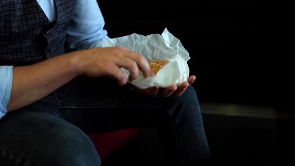 Närbild porträtt av skäggig man äta smörgås. Realtid full hd video antal fot. Snabbmat — Stockvideo