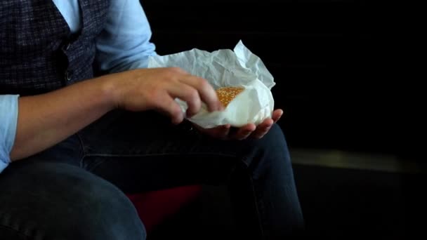 Nahaufnahme Porträt eines bärtigen Mannes beim Sandwich essen. Echtzeit Full-HD-Videomaterial. Fast Food — Stockvideo