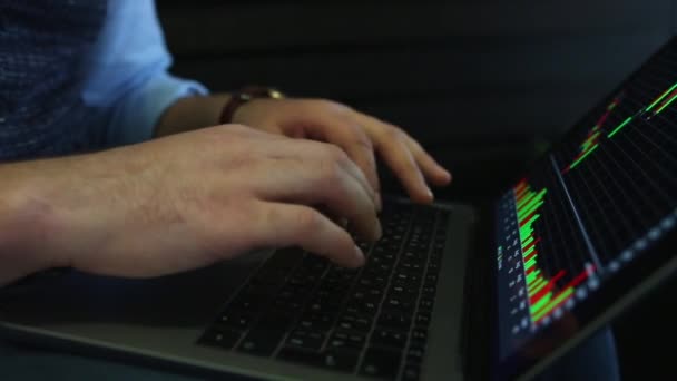 Szabadúszó üzletember működő-ra laptop-diagramok használata a képernyőn a kávézóban. Követés, és felfedi a lövés — Stock videók