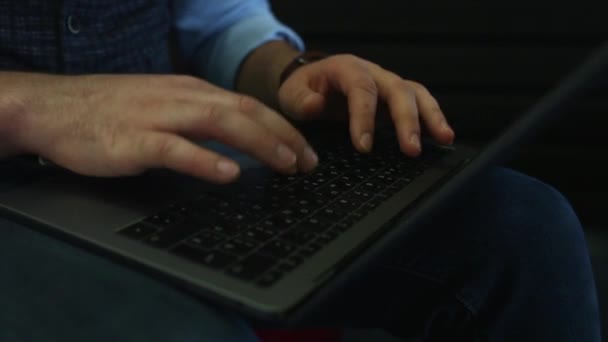 Фрілансер бізнесмен працює на ноутбуці з діаграмами на екрані в кафе. Відстеження і виявлення пострілу — стокове відео