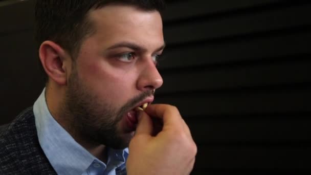 Zbliżenie: Brodaty mężczyzna jedzenie francuski frytek. HD — Wideo stockowe