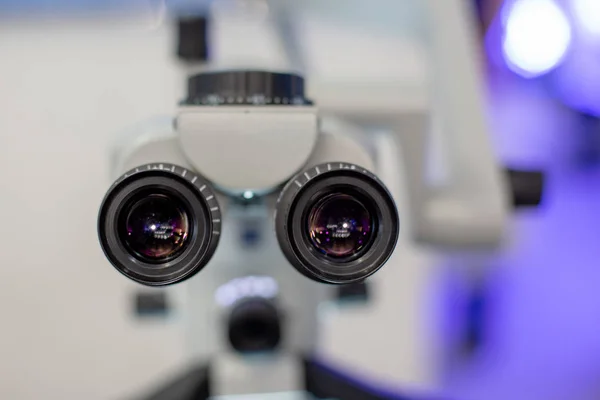 Microscópio dentário no fundo da odontologia moderna. Equipamento médico. Microscópio de operação dentária com binocular duplo rotativo . — Fotografia de Stock