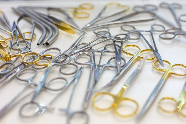Tandheelkundige hulpmiddelen en apparatuur. op witte achtergrond — Stockfoto