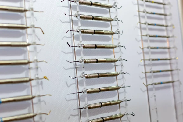 Herramientas y equipos dentales. Sobre fondo blanco — Foto de Stock