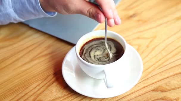 El primer plano de la mano de los hombres vierte azúcar en una taza de café en el bar, y revolverlo — Vídeos de Stock
