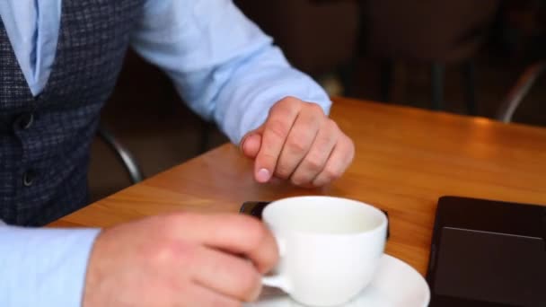 Camarero en un restaurante trae la cuenta a la mesa para el hombre. Hombre haciendo el pago a través de la tecnología NFC en el teléfono móvil en la cafetería . — Vídeo de stock
