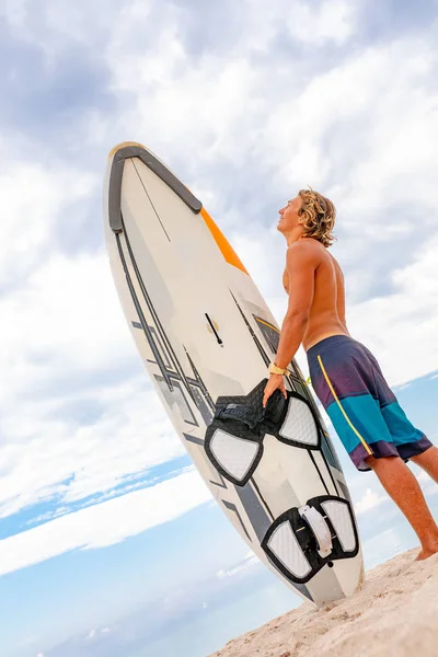 Bonito homem andar com prancha de surf branco em branco esperar por onda para navegar spot na costa do mar oceano. Conceito de esporte, fitness, liberdade, felicidade, nova vida moderna, hipster . — Fotografia de Stock