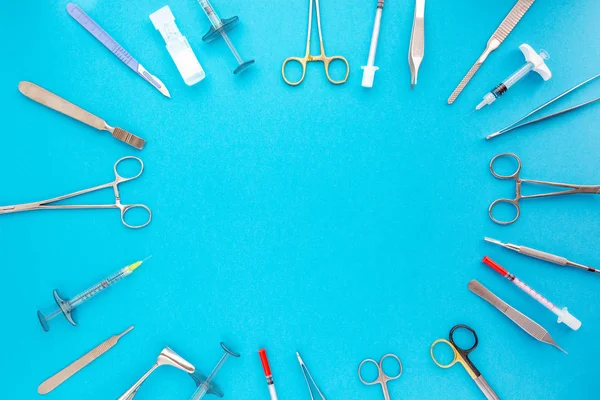 Plat leggen van medische instrumenten op blauwe achtergrond. Bespotten van gezondheidszorg medische achtergrond. — Stockfoto
