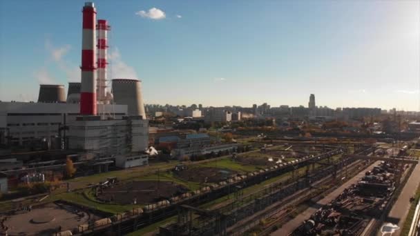 Luchtfoto van de fabrieksinstallaties met pijpen in de buurt van de stad. Industriezone. Uitzicht vanaf de drone naar de fabriek. — Stockvideo