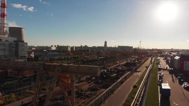 El paisaje urbano y el territorio de la fábrica, la producción. Centro logístico en zona industrial de la ciudad desde arriba — Vídeo de stock