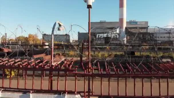 Het stedelijke landschap en het grondgebied van de fabriek, productie. Logistieke centrum in industriestad zone — Stockvideo