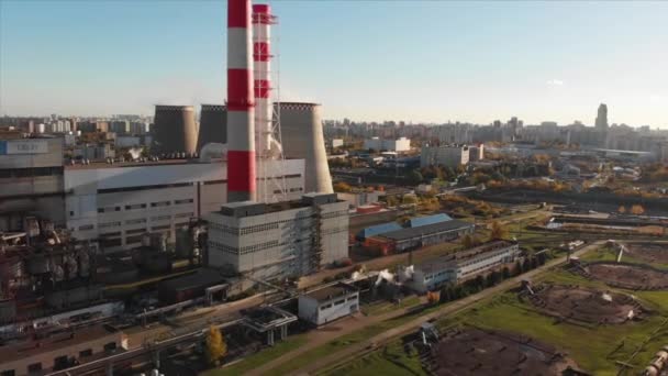 Luchtfoto van de fabrieksinstallaties met pijpen in de buurt van de stad. Industriezone. Uitzicht vanaf de drone naar de fabriek. — Stockvideo