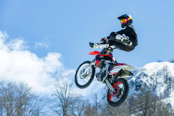 Corredor Una Motocicleta Vuelo Salta Despega Trampolín Contra Las Montañas —  Fotos de Stock