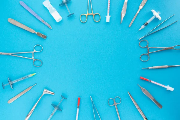Plat leggen van medische instrumenten op blauwe achtergrond. Bespotten van gezondheidszorg medische achtergrond. — Stockfoto