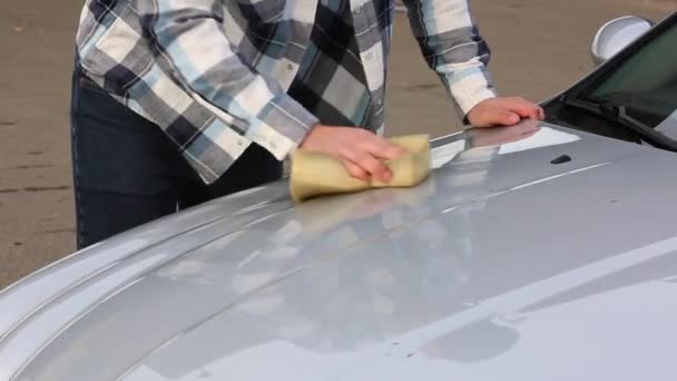 Hombre lavar cuidadosamente su coche favorito con esponja. Auto-servicio de lavado de coches — Vídeos de Stock