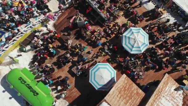 Espace de loisirs avec restaurant et bar à flanc de montagne. Vue du dessus — Video