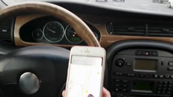Sürücü arabaya biniyor ve belgili tanımlık smartphone Gps navigator kullanır. — Stok video