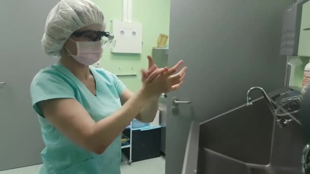 外科医生洗她的手在外科洗手间 — 图库视频影像