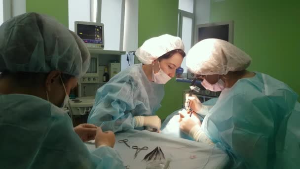 Der Chirurg führt eine Operation an den Augen durch, in Großaufnahme. Korrektur der. der Arzt führt Blepharoplastik durch. Operation im Operationssaal. — Stockvideo