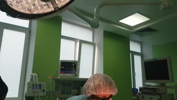 El cirujano está realizando una operación en los ojos, de cerca. Corrección de. El médico hace blefaroplastia. Operación en el quirófano . — Vídeo de stock