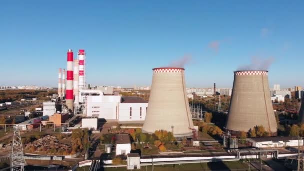 Vista aérea da planta industrial com cachimbos de fumadores perto da cidade. Zona industrial. Vista do drone para a fábrica . — Vídeo de Stock