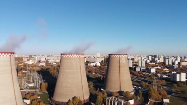 Vista aérea de la Planta Industrial con Tuberías Fumadoras cerca de la Ciudad. Zona industrial. Vista desde el dron a la fábrica . — Vídeo de stock