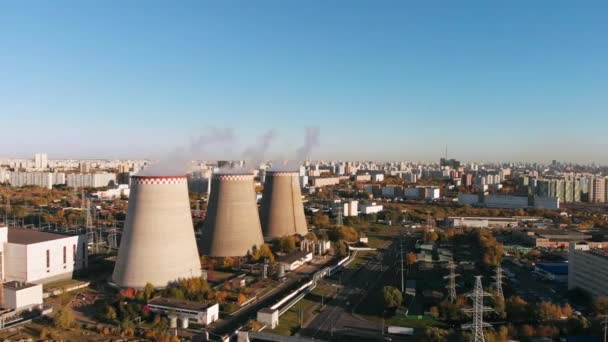 Widok z lotu ptaka zakładu przemysłowego z fajek w pobliżu miasta. Strefa przemysłowa. Widok z drona do fabryki. — Wideo stockowe