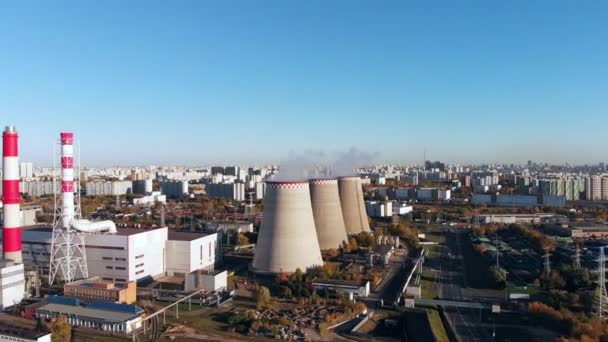 Вид с воздуха на промышленный завод с курящими трубами вблизи города. Промышленная зона. Вид с дрона на завод . — стоковое видео
