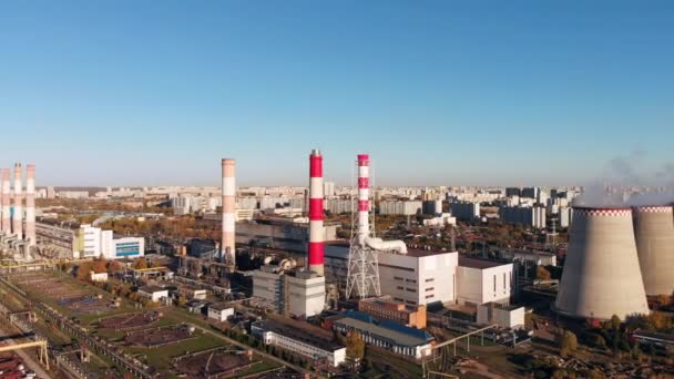 Luftaufnahme der Industrieanlage mit rauchenden Pfeifen in der Nähe der Stadt. Industriegebiet. Blick von der Drohne in die Fabrik. — Stockvideo