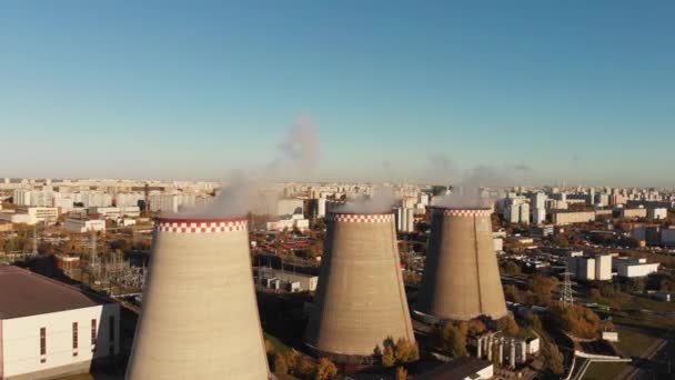 Vista aérea de la Planta Industrial con Tuberías Fumadoras cerca de la Ciudad. Zona industrial. Vista desde el dron a la fábrica . — Vídeo de stock