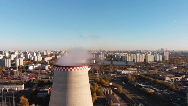 Veduta aerea dello stabilimento industriale con tubi fumatori vicino alla città. Zona industriale. Vista dal drone alla fabbrica . — Video Stock