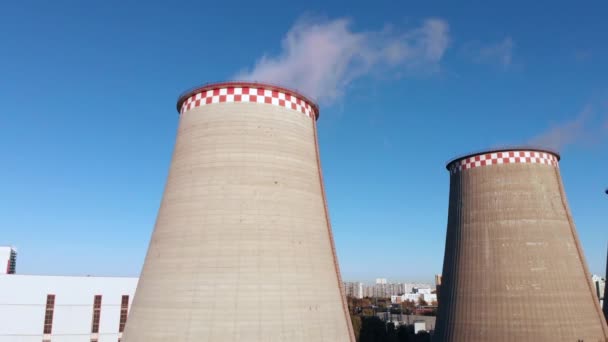 Luftaufnahme der Industrieanlage mit rauchenden Pfeifen in der Nähe der Stadt. Industriegebiet. Blick von der Drohne in die Fabrik. — Stockvideo