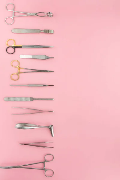 Plat leggen van medische instrumenten op roze achtergrond. Bespotten van gezondheidszorg medische achtergrond. — Stockfoto