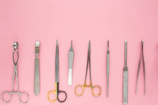 Colocación plana de instrumentos médicos sobre fondo rosa. Preparar la atención médica antecedentes médicos . — Foto de Stock