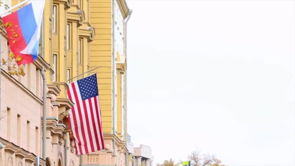 Dos banderas: Rusas y Americanas, sobre el edificio de la Embajada de América en Rusia — Vídeos de Stock