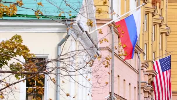 İki bayrak: Rus ve Amerikan Büyükelçiliği Amerika Rusya'nın binasında — Stok video