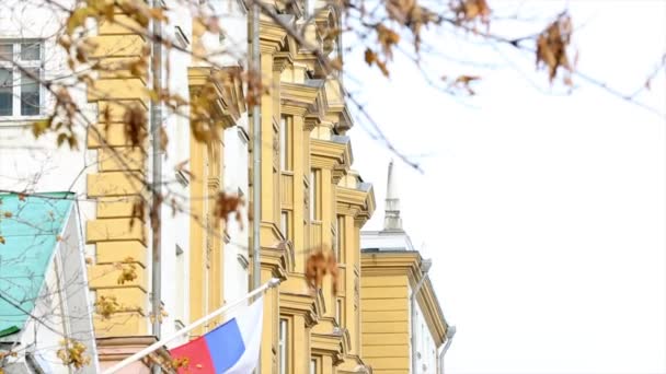 Två flaggor: ryska och amerikanska, på byggnaden av Amerikas ambassad i Ryssland — Stockvideo
