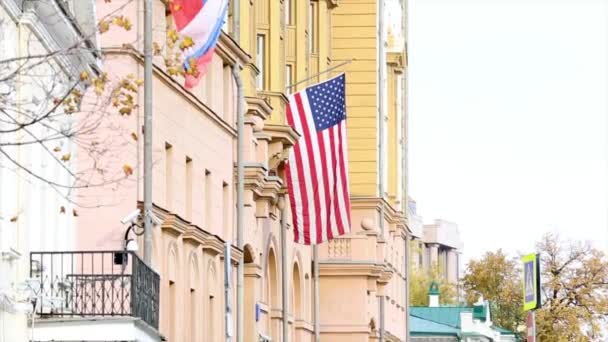 Duas bandeiras: Russa e Americana, na construção da Embaixada da América na Rússia — Vídeo de Stock