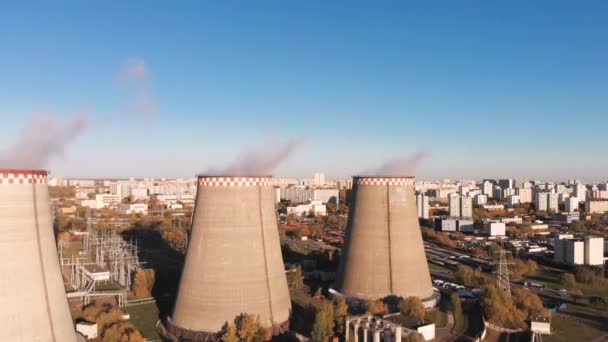 Vue aérienne de l'usine industrielle avec des tuyaux fumeurs près de la ville. Zone industrielle. Vue du drone à l'usine . — Video