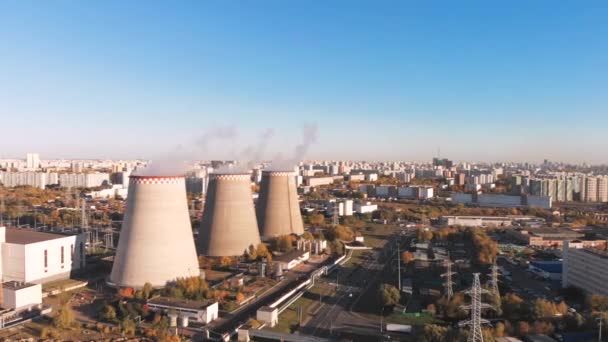 Vista aérea de la Planta Industrial con Tuberías Fumadoras cerca de la Ciudad. Zona industrial. Vista desde el dron a la fábrica . — Vídeos de Stock