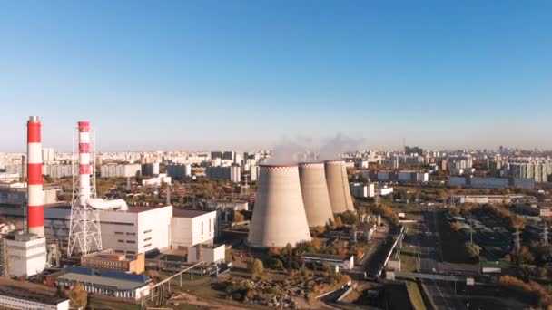 Vue aérienne de l'usine industrielle avec des tuyaux fumeurs près de la ville. Zone industrielle. Vue du drone à l'usine . — Video