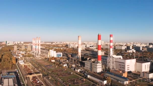 Vista aérea de la Planta Industrial con Tuberías Fumadoras cerca de la Ciudad. Zona industrial. Vista desde el dron a la fábrica . — Vídeo de stock