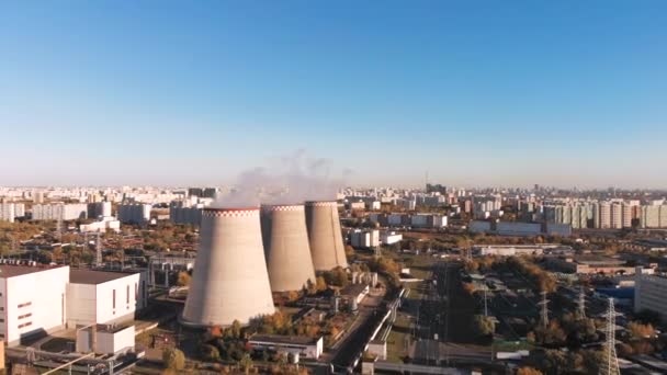 Vista aérea de la Planta Industrial con Tuberías Fumadoras cerca de la Ciudad. Zona industrial. Vista desde el dron a la fábrica . — Vídeos de Stock
