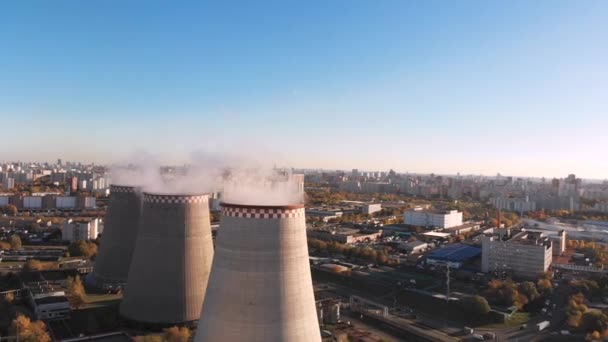 Luchtfoto van de fabrieksinstallaties met pijpen in de buurt van de stad. Industriezone. Uitzicht vanaf de drone naar de fabriek. — Stockvideo