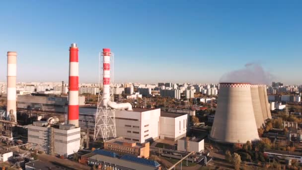 Luchtfoto van de fabrieksinstallaties met pijpen in de buurt van de stad. Industriezone. Uitzicht vanaf de drone naar de fabriek. — Stockvideo